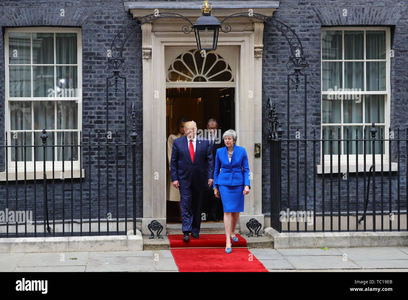 Il presidente statunitense Donald Trump e Melania Trump lasciare Downing Street, Londra, con il Primo Ministro Theresa Maggio e Filippo maggio nel secondo giorno della sua visita di Stato nel Regno Unito. Foto Stock