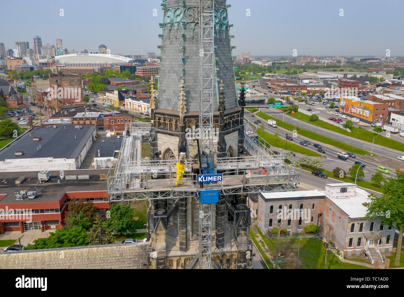 Detroit, Michigan - Steeple riparazione presso San Giuseppe Oratorio della Chiesa Cattolica. Il campanile è stato danneggiato in un 2016 tempesta di vento. I lavoratori dal cornicione di Detroit un Foto Stock
