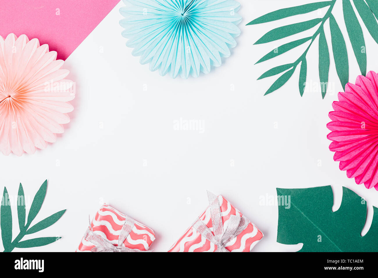 L'estate tropicale, lascia fatta di carta con decorazioni di festa e confezioni regalo su sfondo bianco, piatto laici. Foto Stock