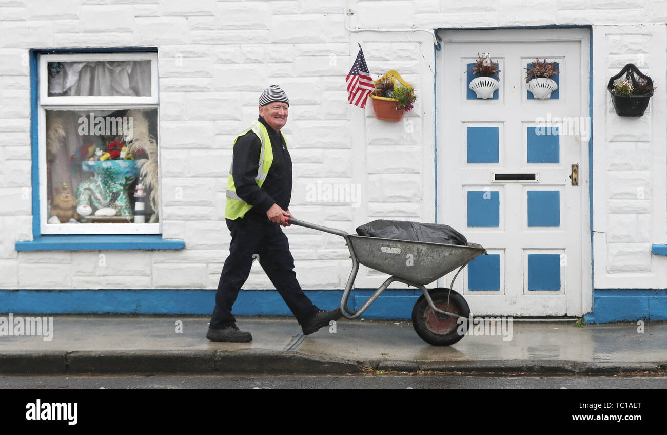Abitante locale Murty Doyle si aggira intorno in Doonbeg come il paese si prepara per l'arrivo del presidente Donald Trump. Foto Stock