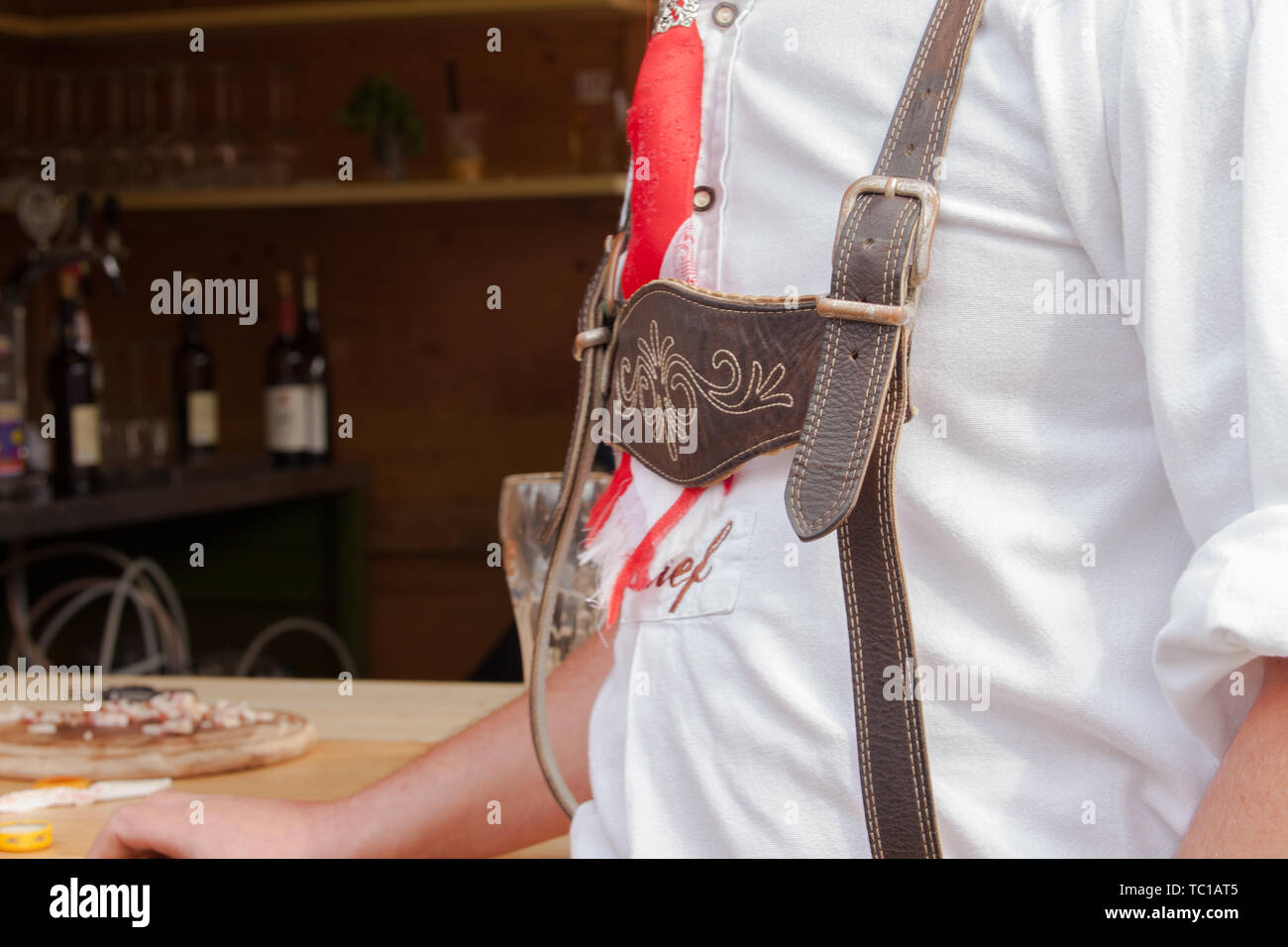 Ogni anno nel mese di ottobre prossimo all'italiana piccola chiesetta di Santa Maddalena in Val di Funes la celebrazione locale "peckfest' è disposta: traditio Foto Stock