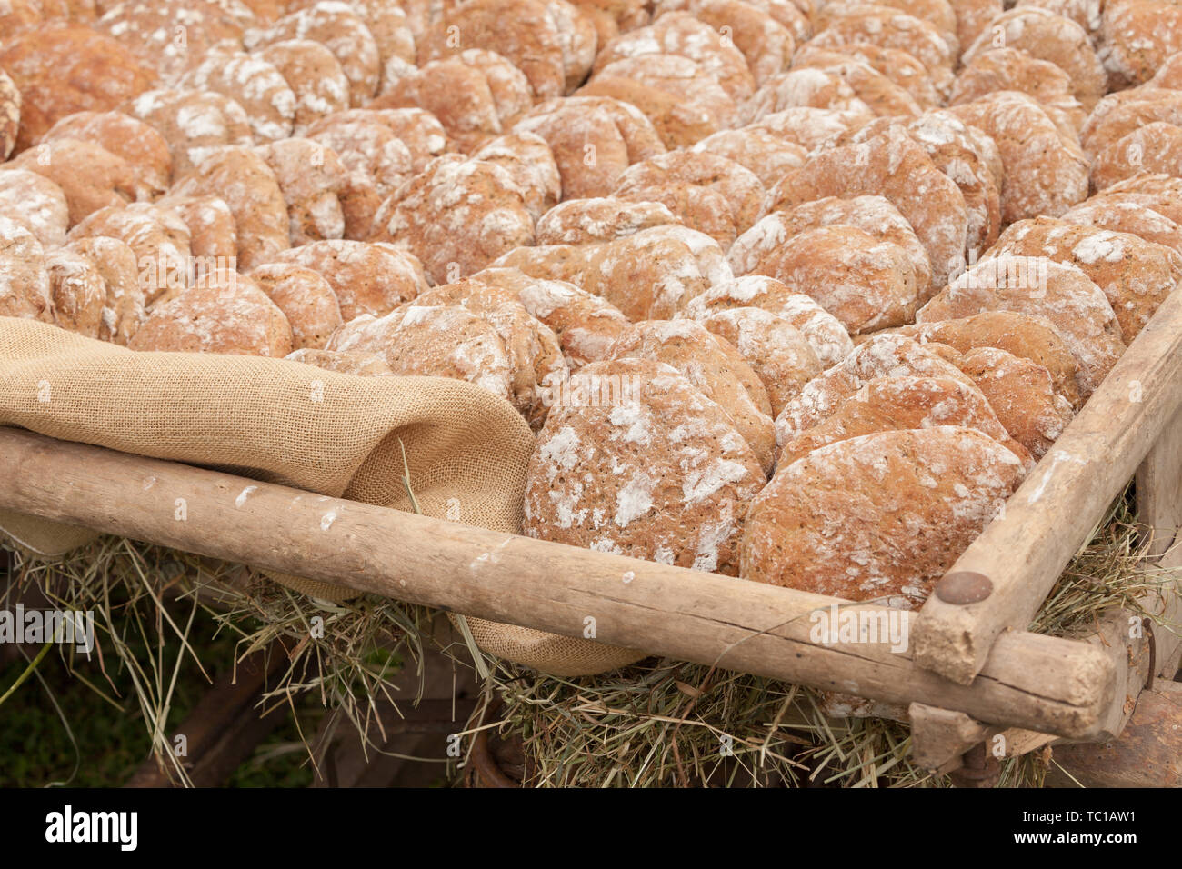 Tradizionale farina di segale pane cotto sul sito durante la 'Speckfest' celebrazione in Val di Funes, Dolomiti. Foto Stock