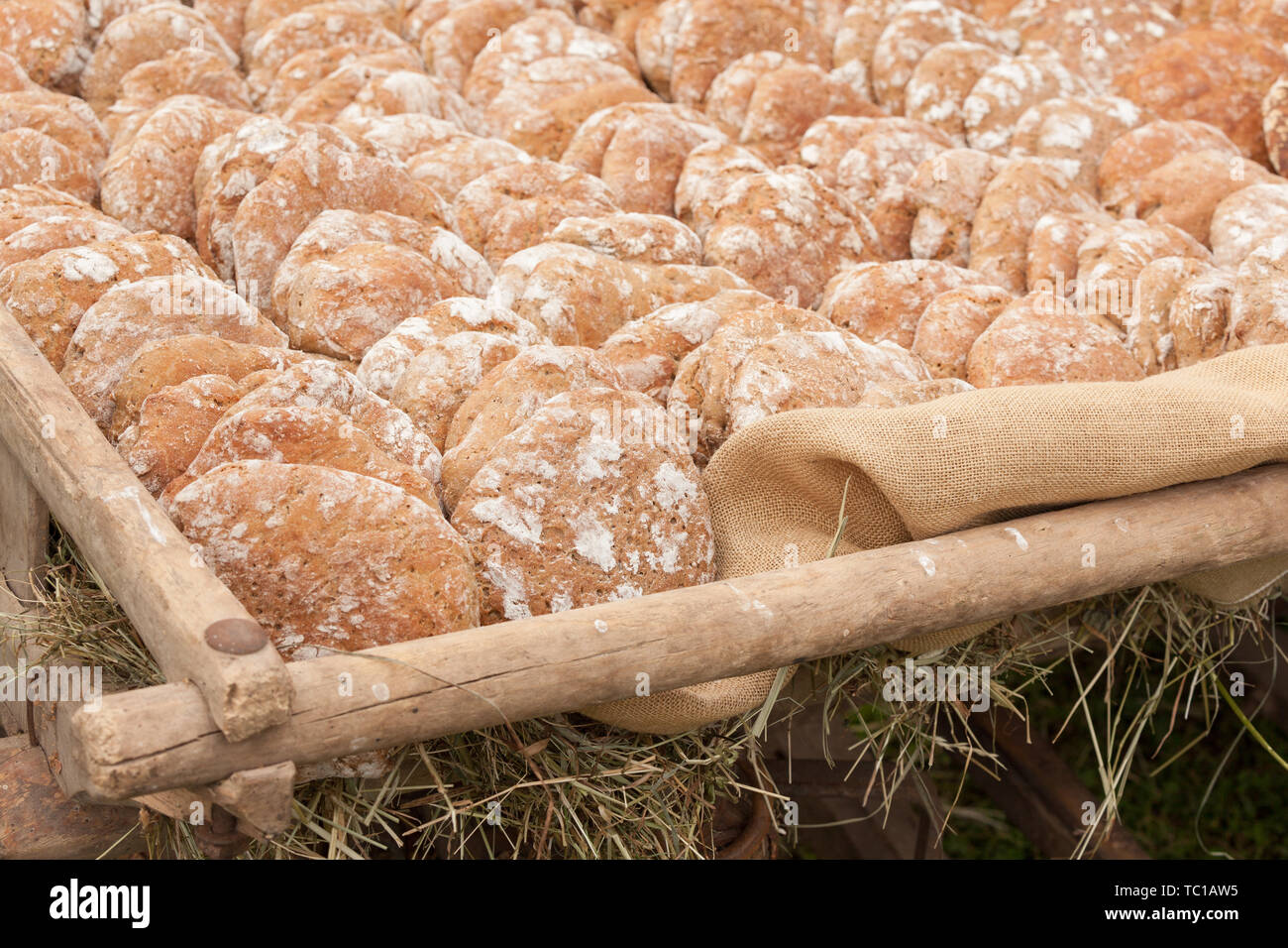 Tradizionale farina di segale pane cotto sul sito durante la 'Speckfest' celebrazione in Val di Funes, Dolomiti. Foto Stock