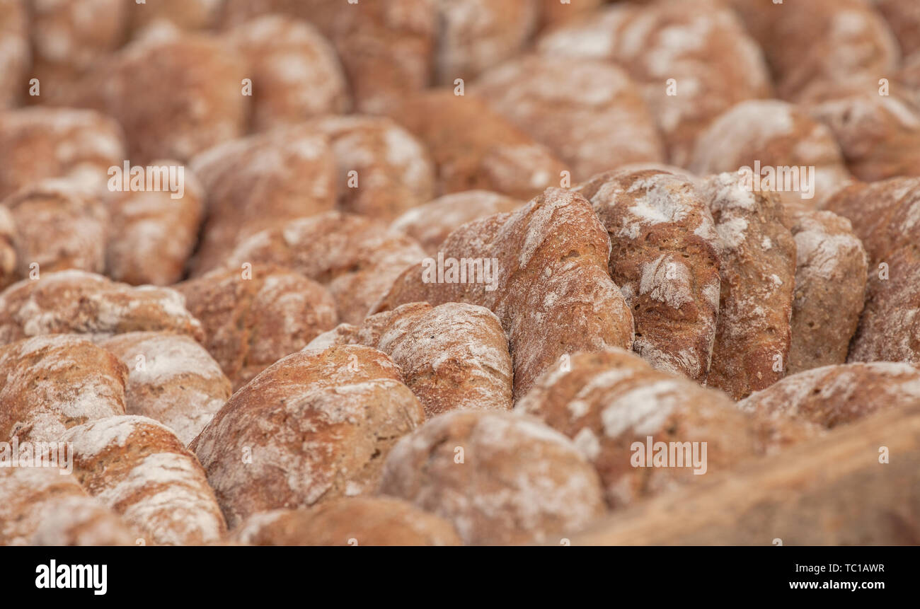 Tradizionale farina di segale pane cotto sul sito durante la 'Speckfest' celebrazione in Val di Funes, Dolomiti. Foto Stock