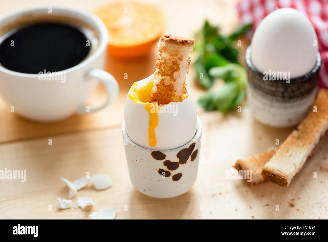Uova sode, caffè e pane tostato, prima colazione su un tavolo di legno. Vista ingrandita, il fuoco selettivo Foto Stock