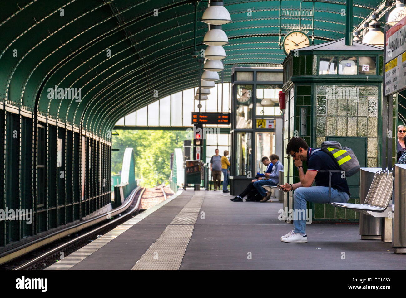 Berlino, Germania - 15 Maggio 2018: persone in attesa per il treno di U-Bahn e S-Bahn il transito rapido alla stazione metropolitana di Eberswalder Strasse il 15 maggio 2018 a Berlino, G Foto Stock