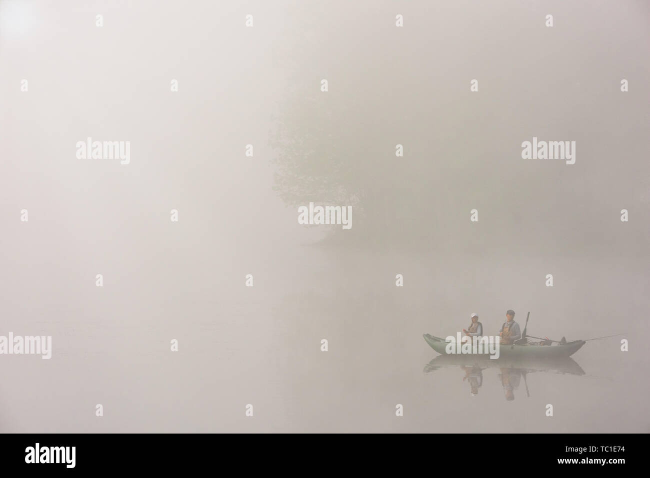 Uomo e bambino la pesca nella nebbia sul lago Kent, Kensington Metropark, Michigan, Stati Uniti d'America Foto Stock