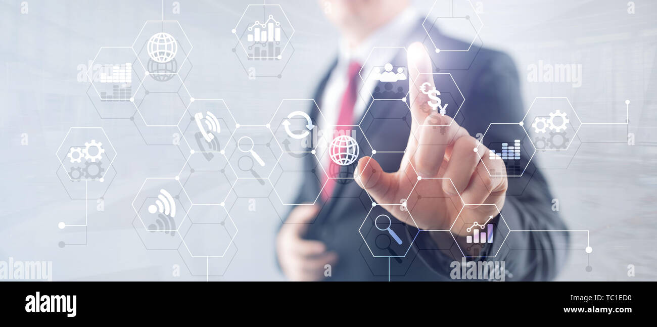 La doppia esposizione dei supporti misti. Gli schemi e le icone sulla schermata di ologramma. La gente di affari e moderna città sullo sfondo. Foto Stock