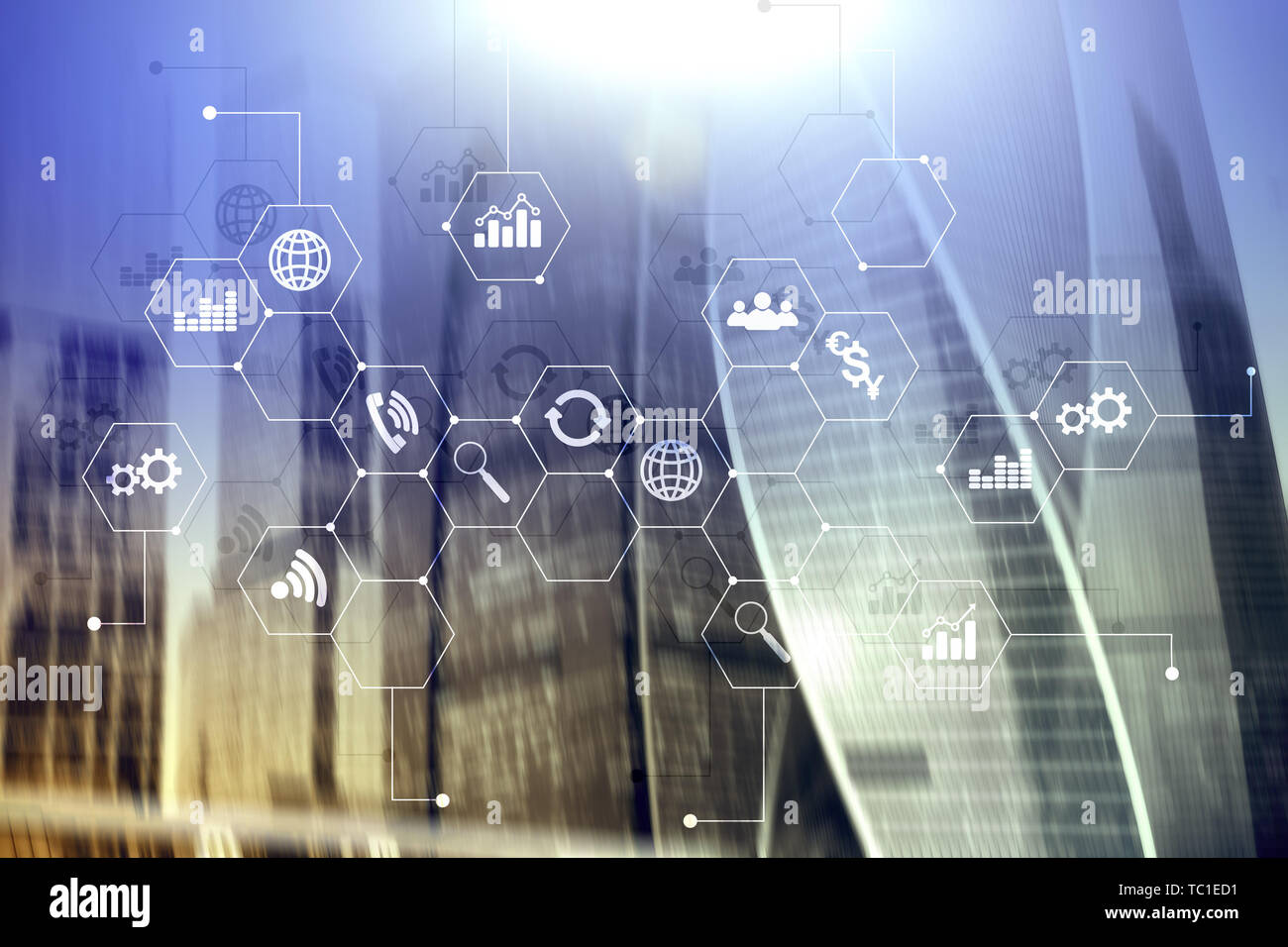La doppia esposizione dei supporti misti. Gli schemi e le icone sulla schermata di ologramma. La gente di affari e moderna città sullo sfondo. Foto Stock