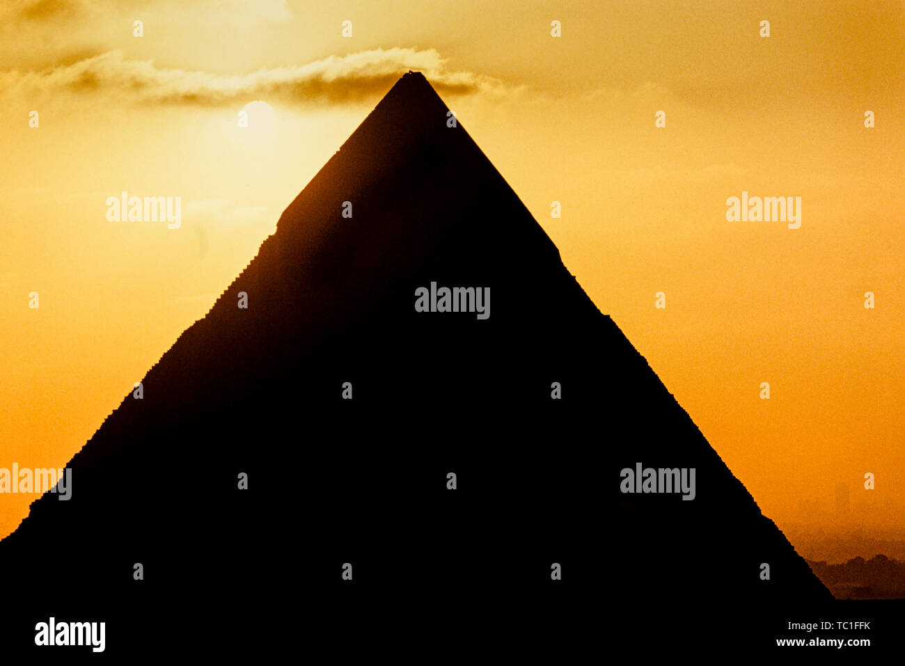 Foto: © Simon Grosset. La Piramide di Giza complesso, o la Necropoli di Giza, vicino a Il Cairo, Egitto. La Grande Piramide di Giza, una delle sette meraviglie del un Foto Stock