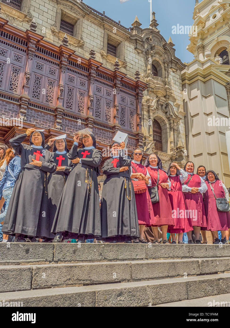 Lima, Perù - Marzo 29, 2018: Suore sulla strada di Lima accanto al Palazzo Arcivescovile di Lima. Il periodo di Pasqua. Buon Venerdì. Plaza de Armas, Perù, Sud Am Foto Stock