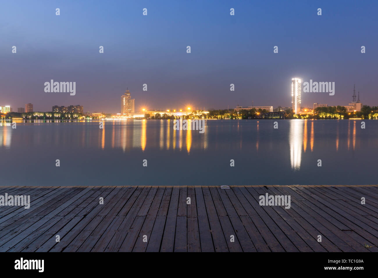 Vista notturna della città sul lago Foto Stock