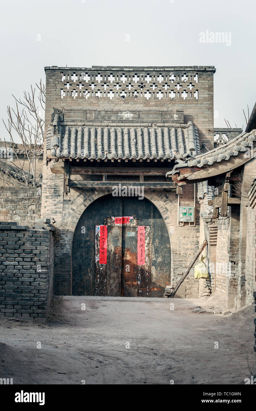 Mattone verde porta in legno porta cinese nella città antica di Pingyao Foto Stock