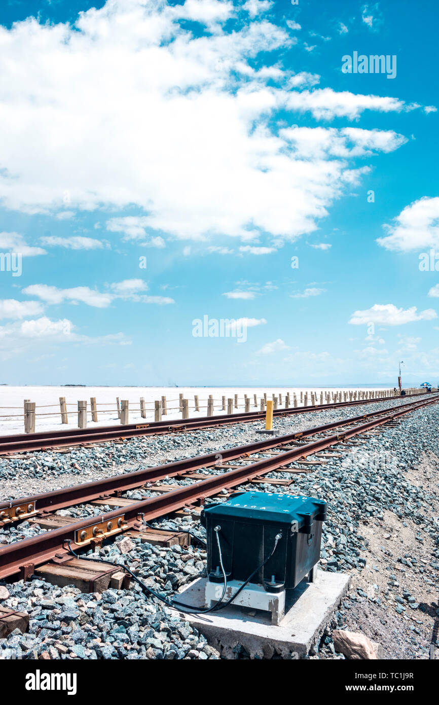 Le rotaie sotto il cielo blu in Yantian Foto Stock