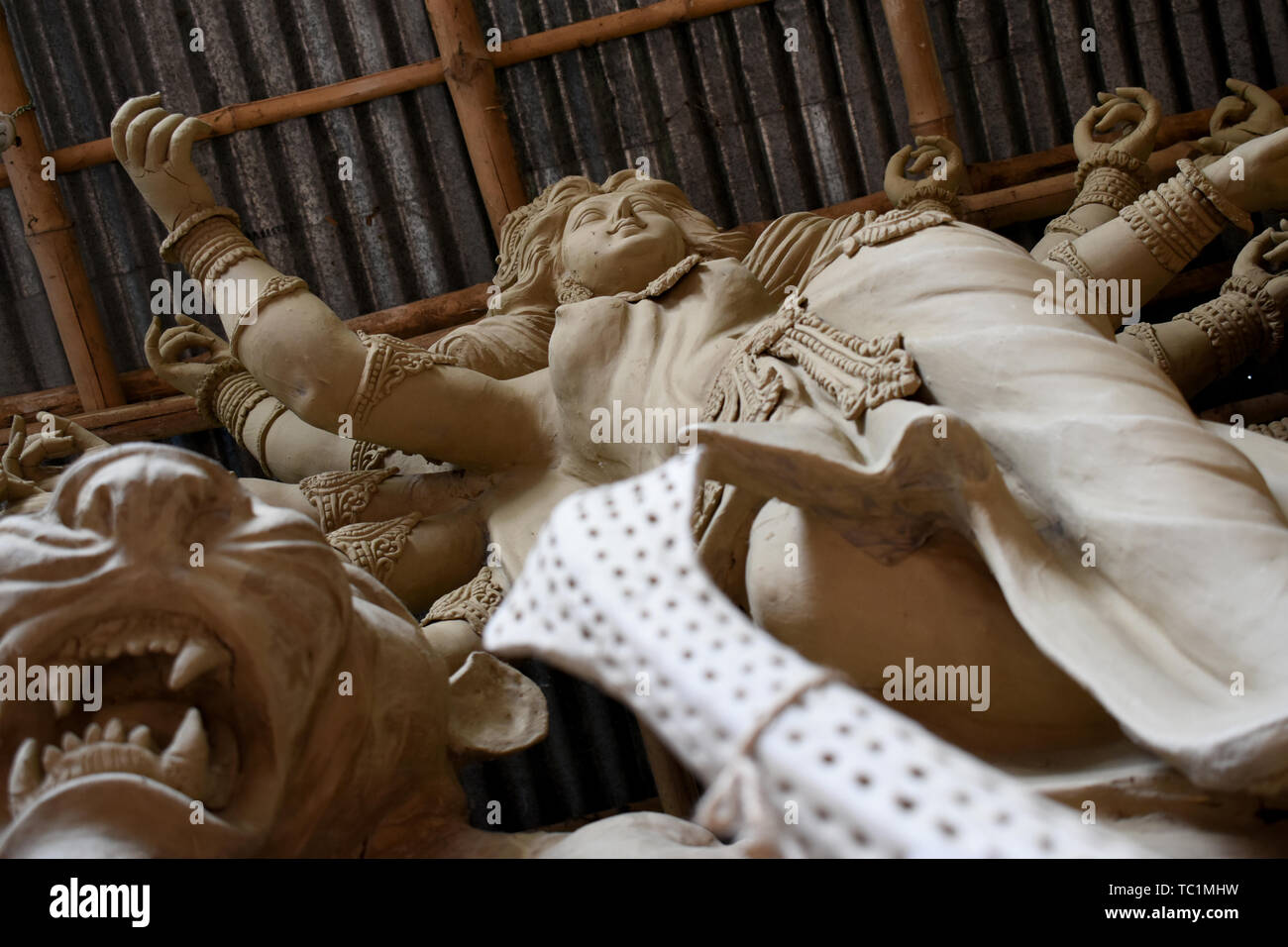 Idolo di argilla di Durga nel processo decisionale Foto Stock