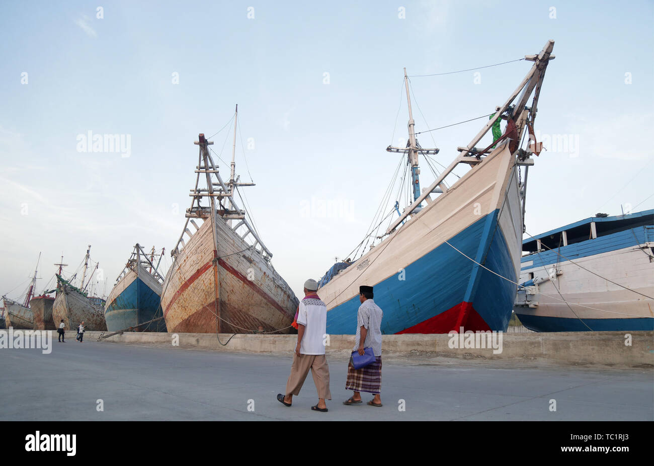 Preparare i residenti a partecipare Eid preghiera di Sunda Kelapa Porto di Jakarta. Eid al-Fitr 1440 H è una festa religiosa celebrata dai musulmani di tutto il mondo che segna la fine del Ramadan, il mese sacro del digiuno islamico. Foto Stock