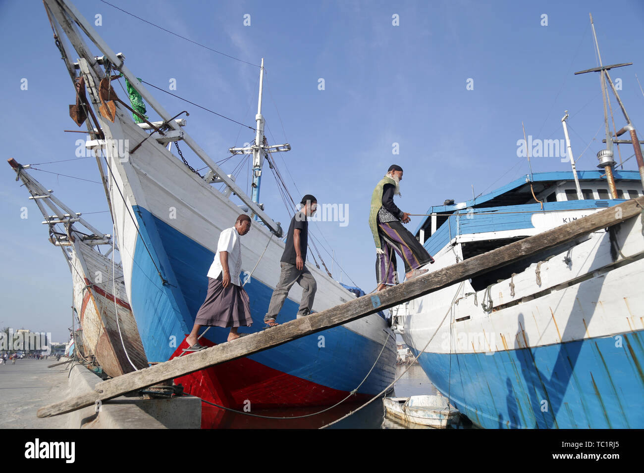 I residenti di ritorno la barca dopo la preghiera Eid al-Fitr in Sunda Kelapa Porto di Jakarta. Eid al-Fitr 1440 H è una festa religiosa celebrata dai musulmani di tutto il mondo che segna la fine del Ramadan, il mese sacro del digiuno islamico. Foto Stock