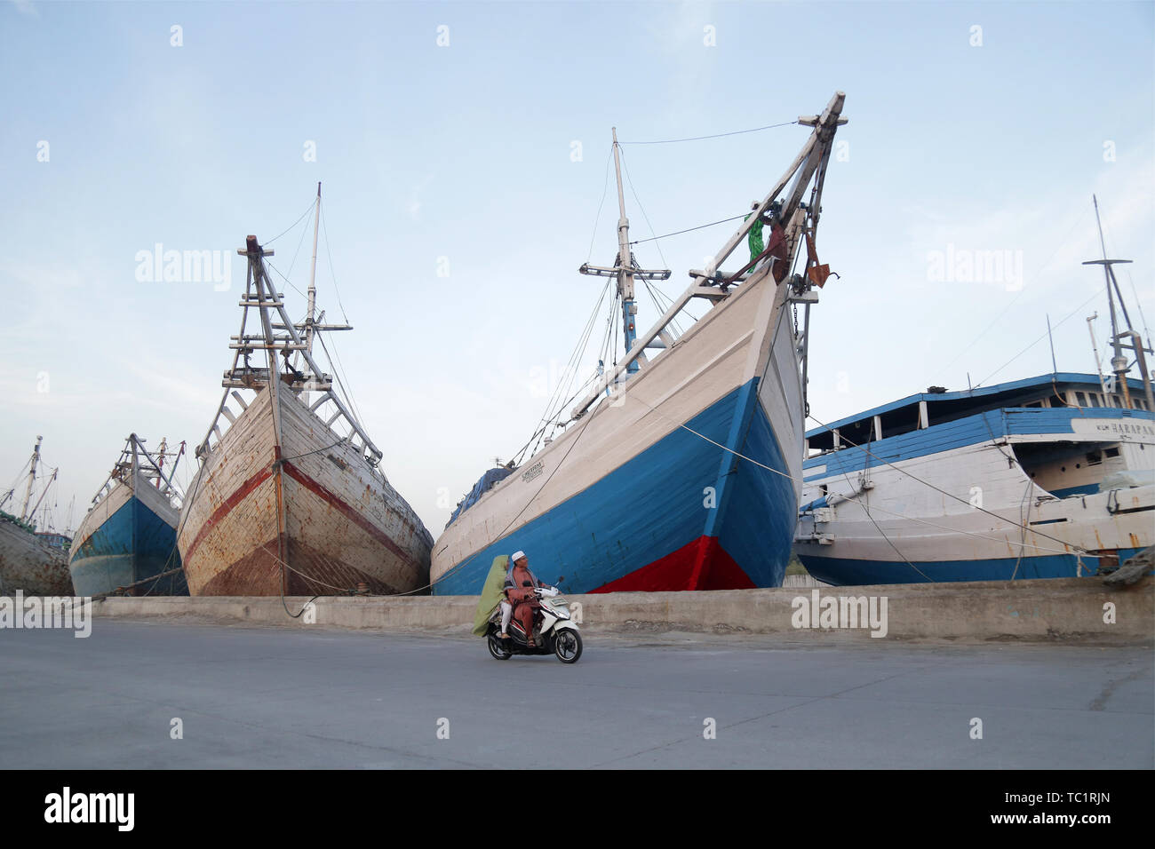 Preparare i residenti a partecipare Eid preghiera di Sunda Kelapa Porto di Jakarta. Eid al-Fitr 1440 H è una festa religiosa celebrata dai musulmani di tutto il mondo che segna la fine del Ramadan, il mese sacro del digiuno islamico. Foto Stock