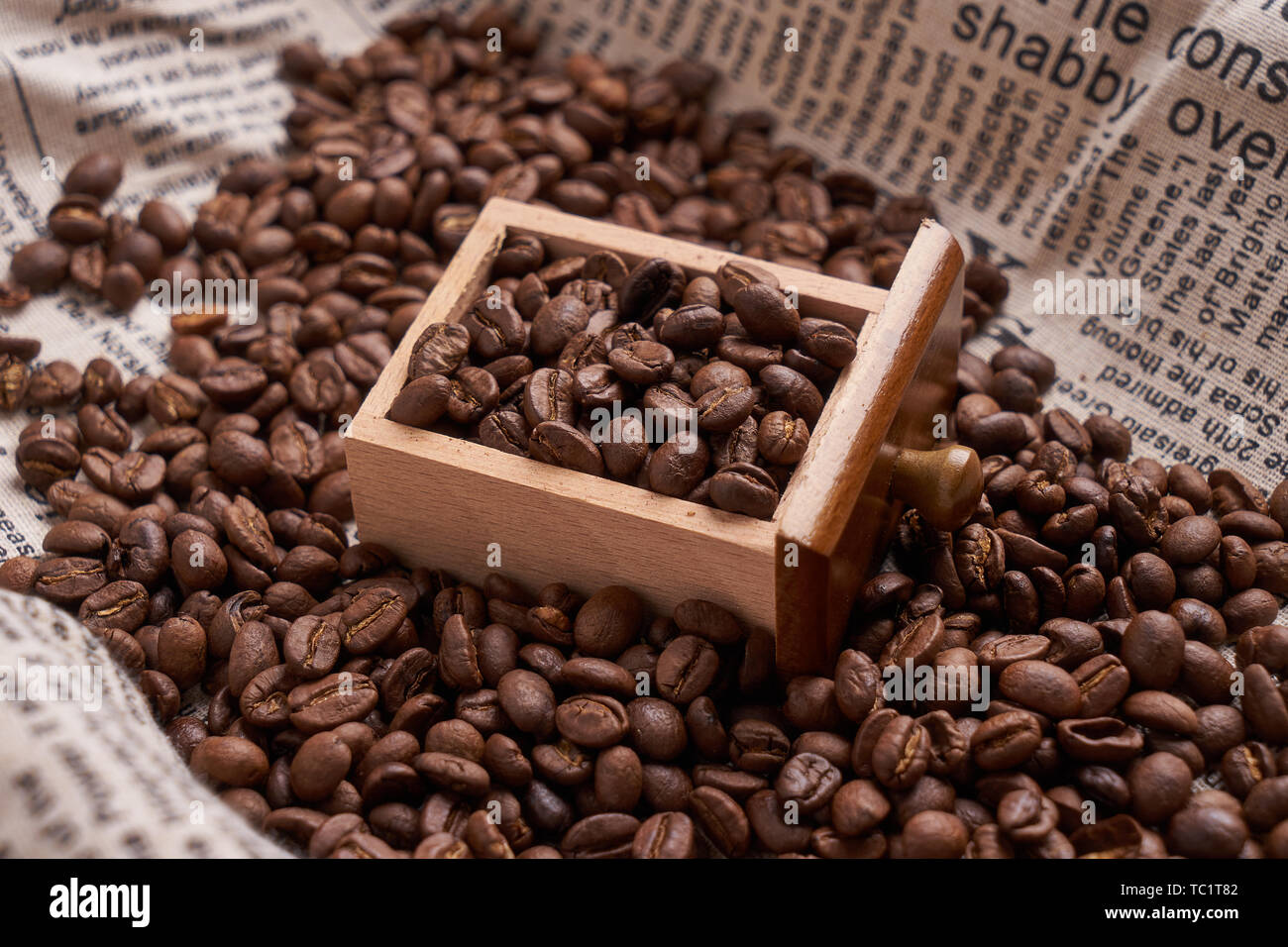 I chicchi di caffè in una scatola di legno. Foto Stock