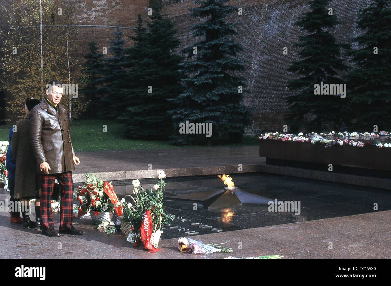 Western per i turisti che visitano la fiamma eterna presso la tomba del Milite Ignoto, un Memoriale della Seconda guerra mondiale al di fuori le mura del Cremlino a Mosca, Russia, 1973. () Foto Stock