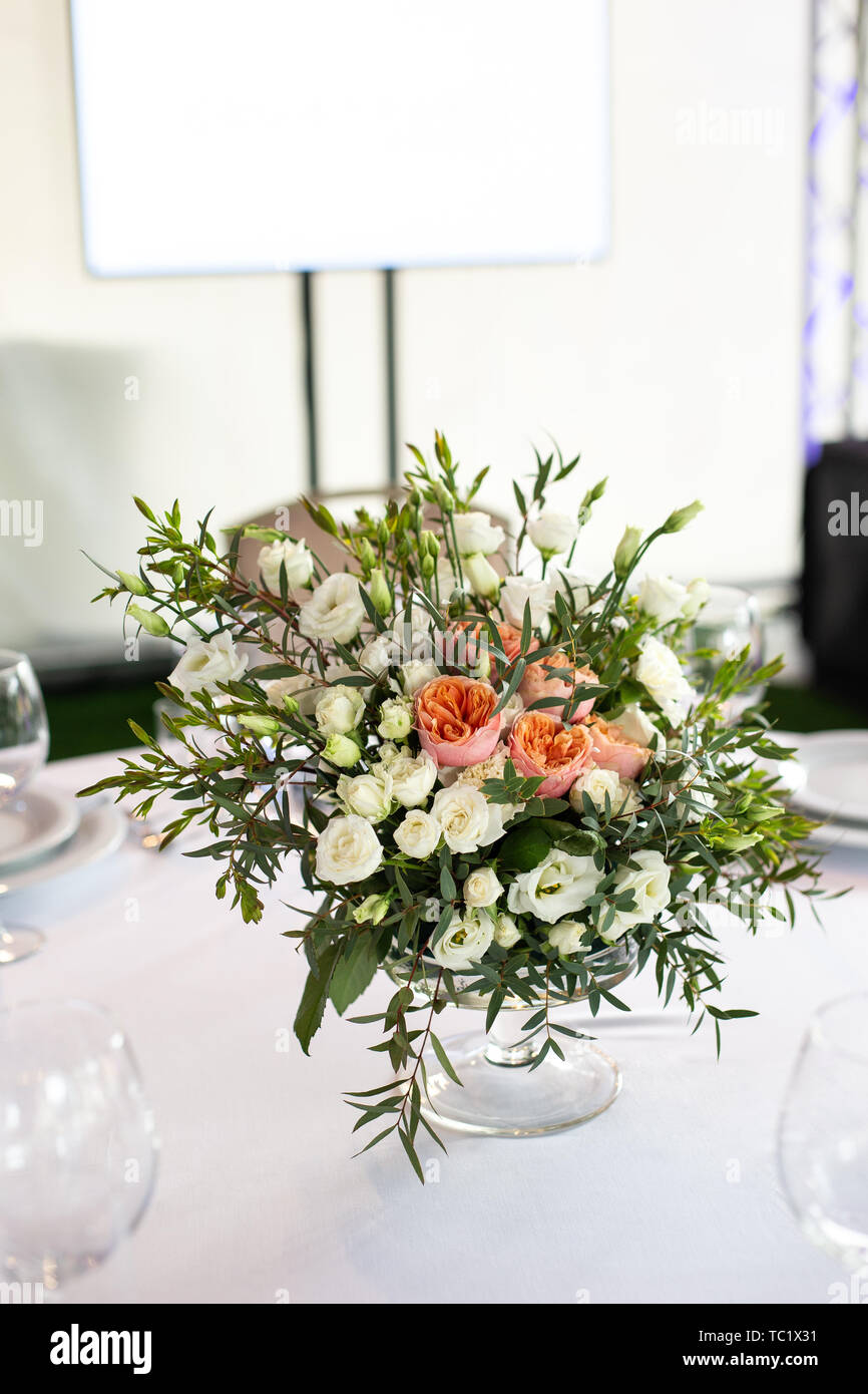 La composizione di fiori freschi sul tavolo. Il decor del banchetto nel Ristorante Fiori. Messa a fuoco selettiva. Foto Stock