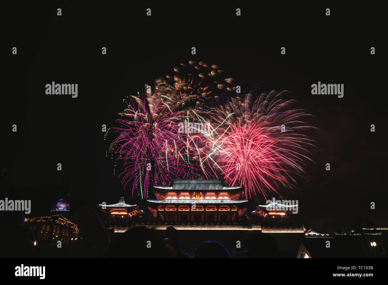 Fuochi d'artificio blooming cinese sopra gli antichi edifici Foto Stock