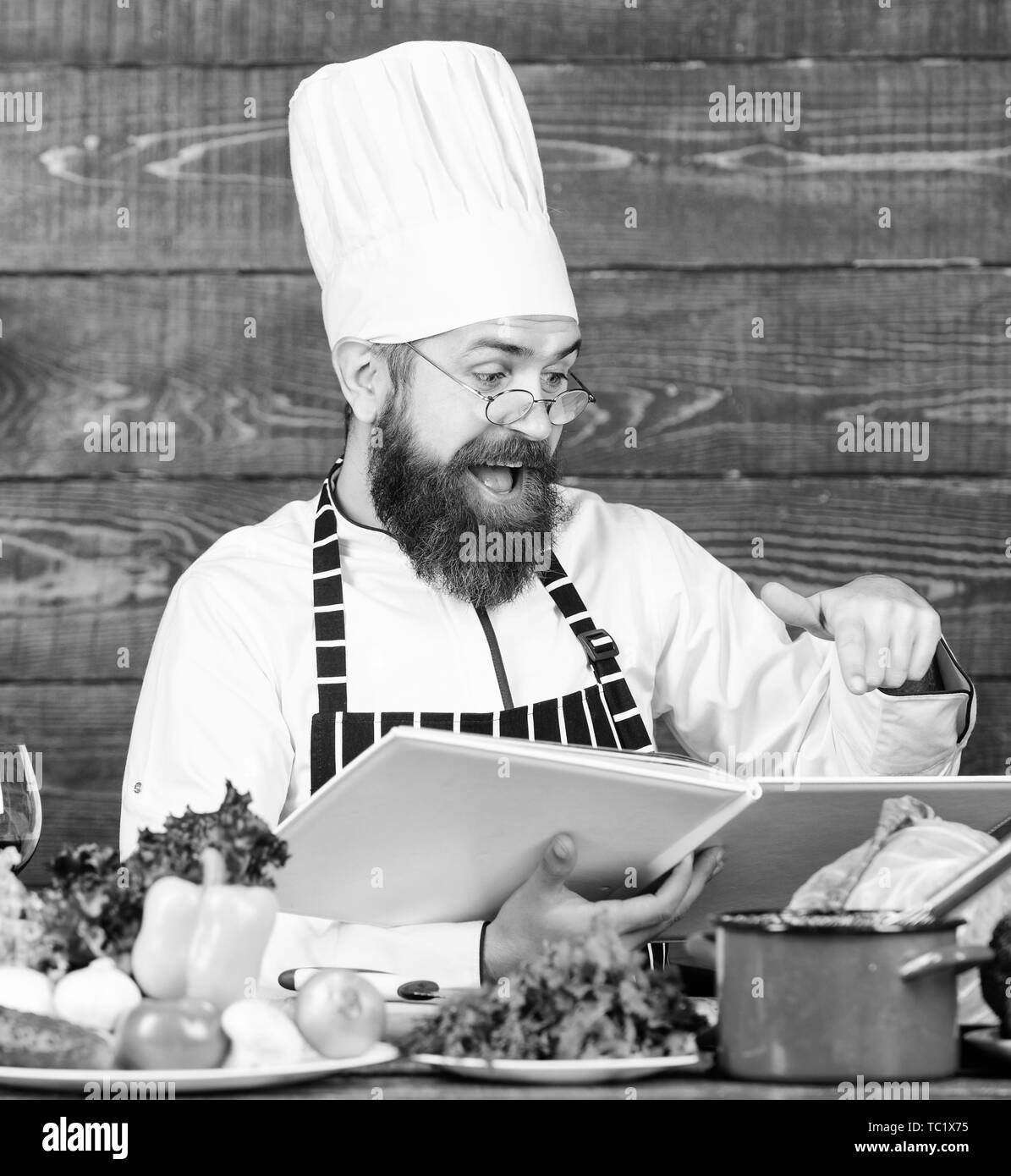 Il verde e il cibo sano. Vegetariano con insalata di verdure fresche. Cucina culinaria. Vitamina. Felice l'uomo barbuto. chef ricetta. Dieta alimenti biologici. Cibo sano per la cottura. Coppia hipster con la barba. Foto Stock