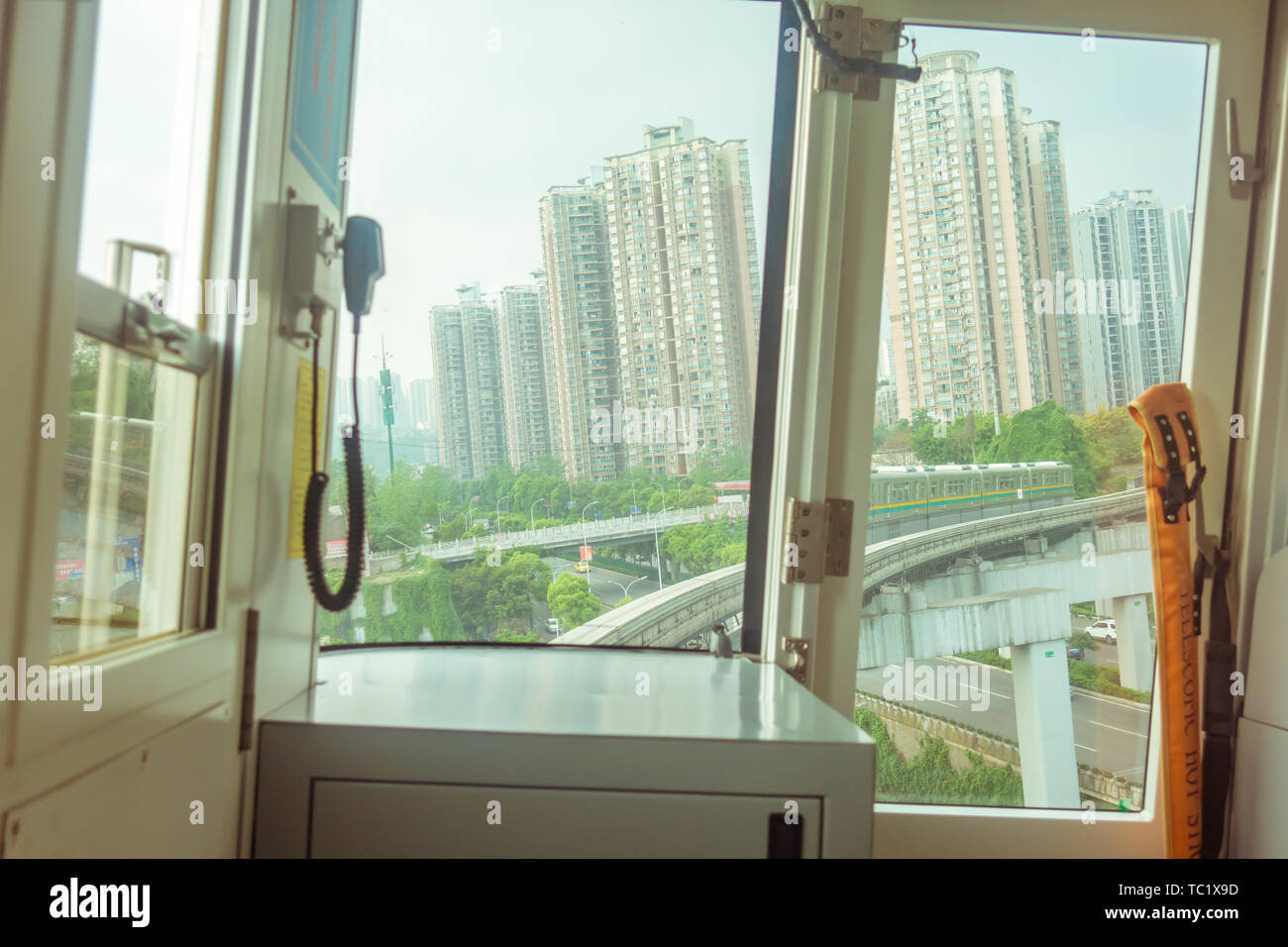 Per osservare i treni sulla linea 2 light rail in uno scenario di Chongqing visualizzare il paesaggio al di fuori del treno sulla ferrovia leggera di Chongqing linea 2 Foto Stock