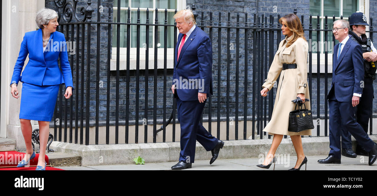 Il Primo Ministro inglese Theresa Maggio, suo marito Filippo maggio il Presidente statunitense Donald Trump e la First Lady Melania Trump, sui passi di 10 Downing Street durante il secondo giorno della visita di Stato nel Regno Unito. Foto Stock