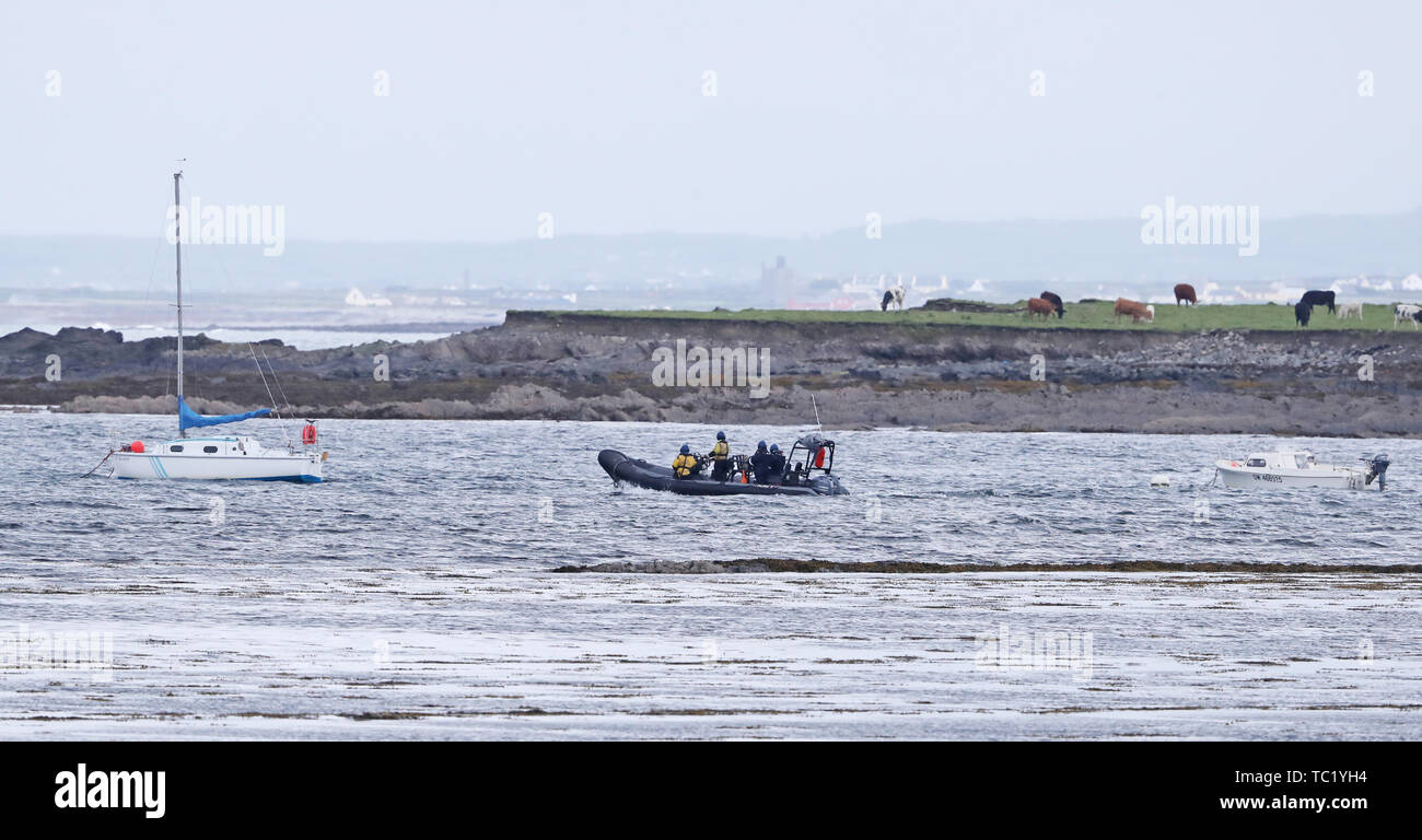 Equipaggio navale da LE James Joyce fornire sicurezza nella baia di Doonbeg in West County Clare, in Irlanda, come il paese si prepara per l'arrivo del Presidente americano Donald Trump. Foto Stock