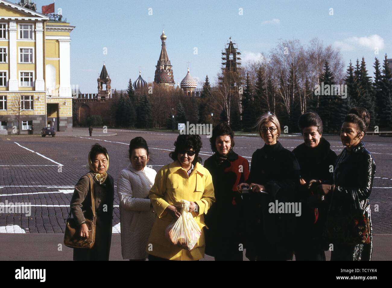 I turisti occidentali in posa la plaza al di fuori del Cremlino Presidium del Soviet supremo, Mosca, Russia, 1973. () Foto Stock