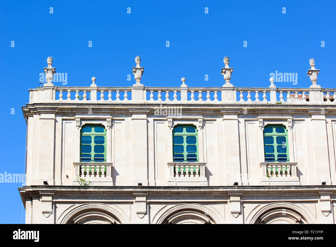 Chiudere l immagine del lato anteriore dello storico edificio - Università di Catania, Sicilia, Italia. Università di Catania è il siciliano più antica università. Facciata bianca, verde di windows, balcone. Foto Stock