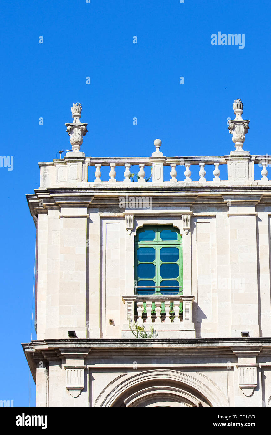 Dettaglio fotografia bordo cattura dello storico edificio - Università di Catania, Sicilia, Italia. Tradizionale facciata luminosa, finestra verde tetto e balcone. Il siciliano più antica università. Foto Stock