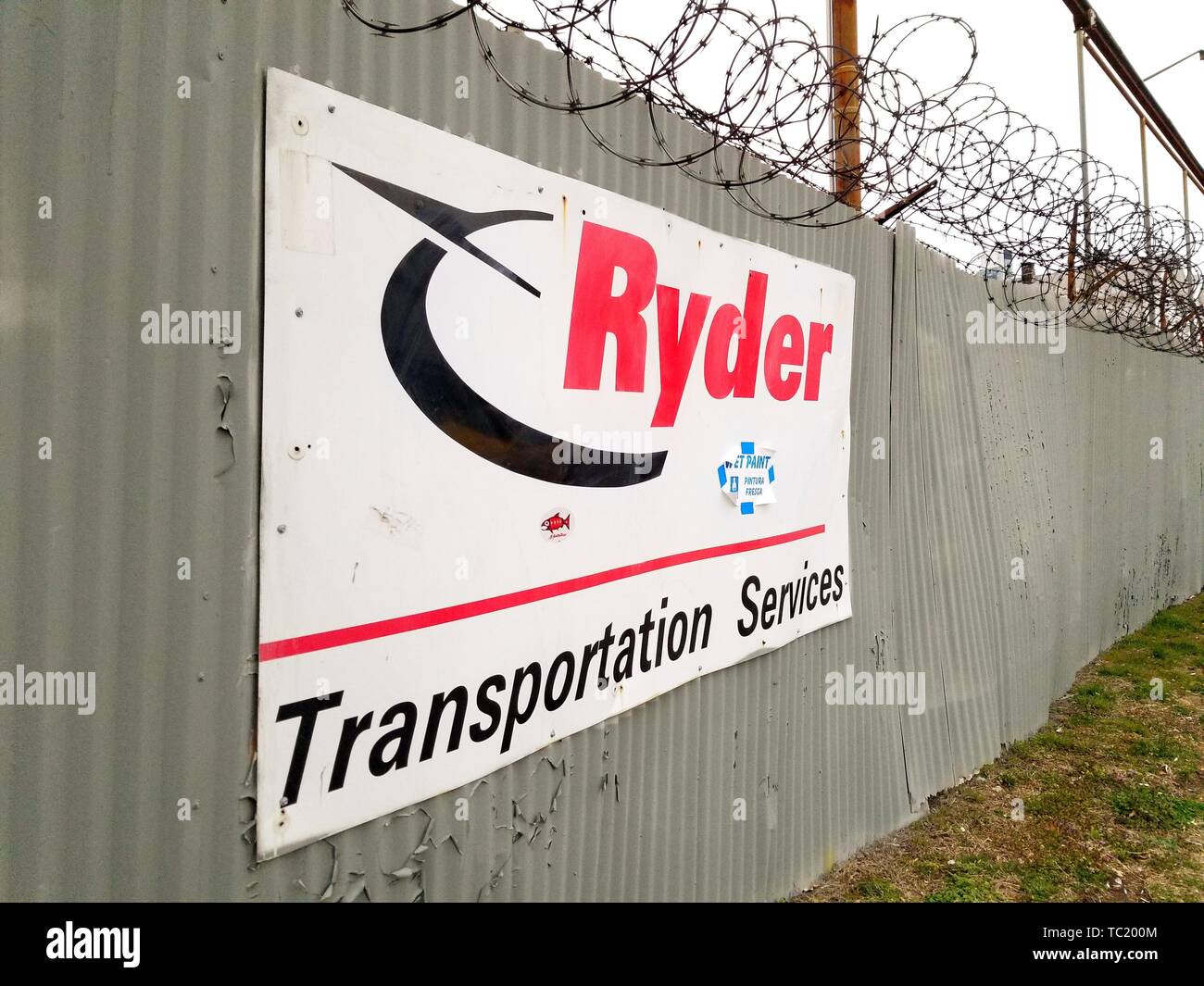 Segno con logo sul filo spinato a Ryder facilità di trasporto, Long Island City, Queens, a New York, 29 marzo 2019. () Foto Stock