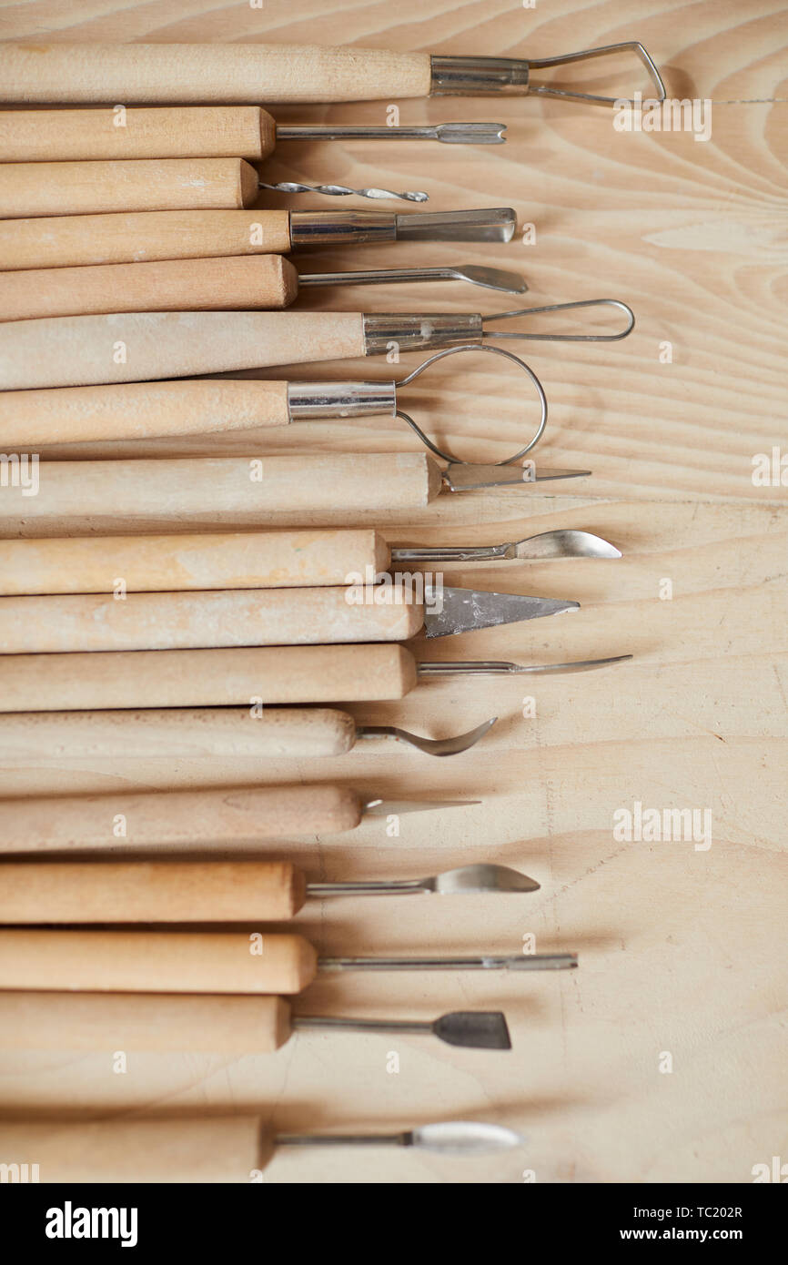 Vista sopra lo sfondo del carving tools sul tavolo di legno, spazio di copia Foto Stock