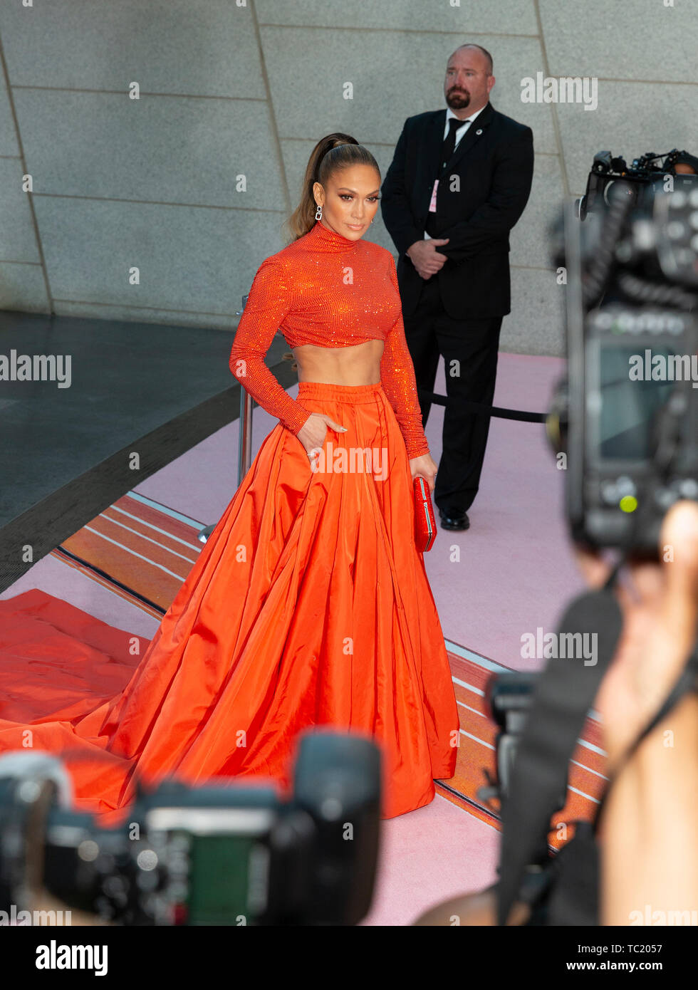 Jennifer Lopez indossa abiti da Ralph Lauren assiste 2019 CFDA Fashion  Awards al Brooklyn Museum (foto di Lev Radin / Pacific Stampa Foto stock -  Alamy