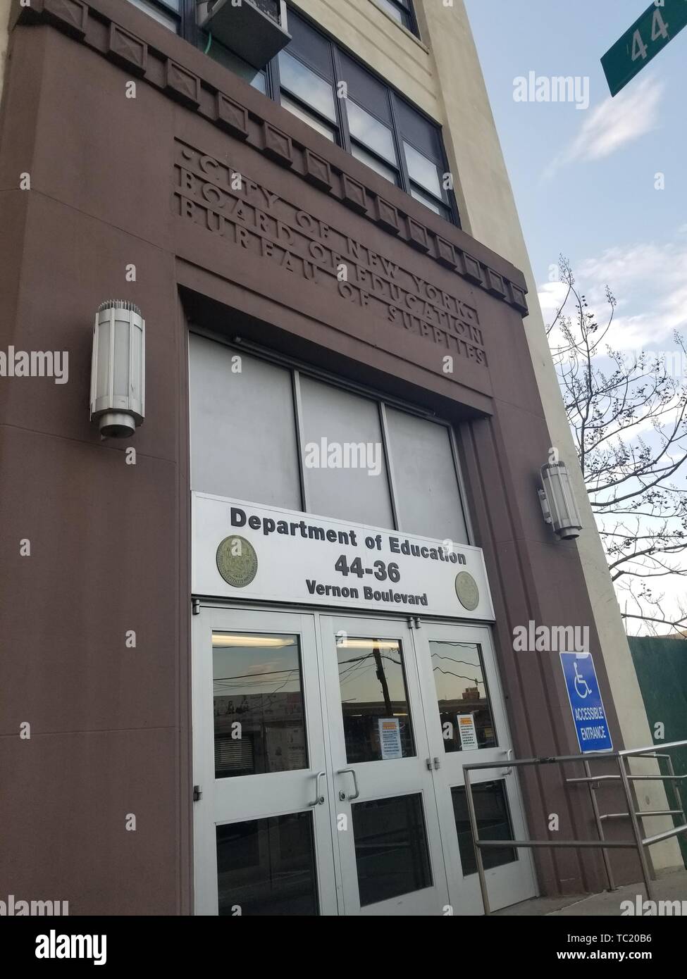 La facciata della città di New York Dipartimento di Istruzione edificio nella città di Long Island, Queens, a New York, 11 marzo 2019. () Foto Stock