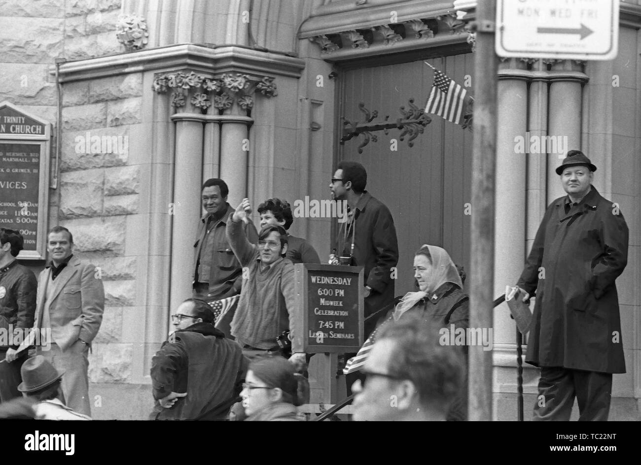 Un uomo in piedi con un piccolo gruppo di spettatori, in un giorno nuvoloso, rende un pollice in giù firmare mentre si guarda la guerra del Vietnam relative a casa con onore Parade, New York New York, 31 marzo 1973. () Foto Stock