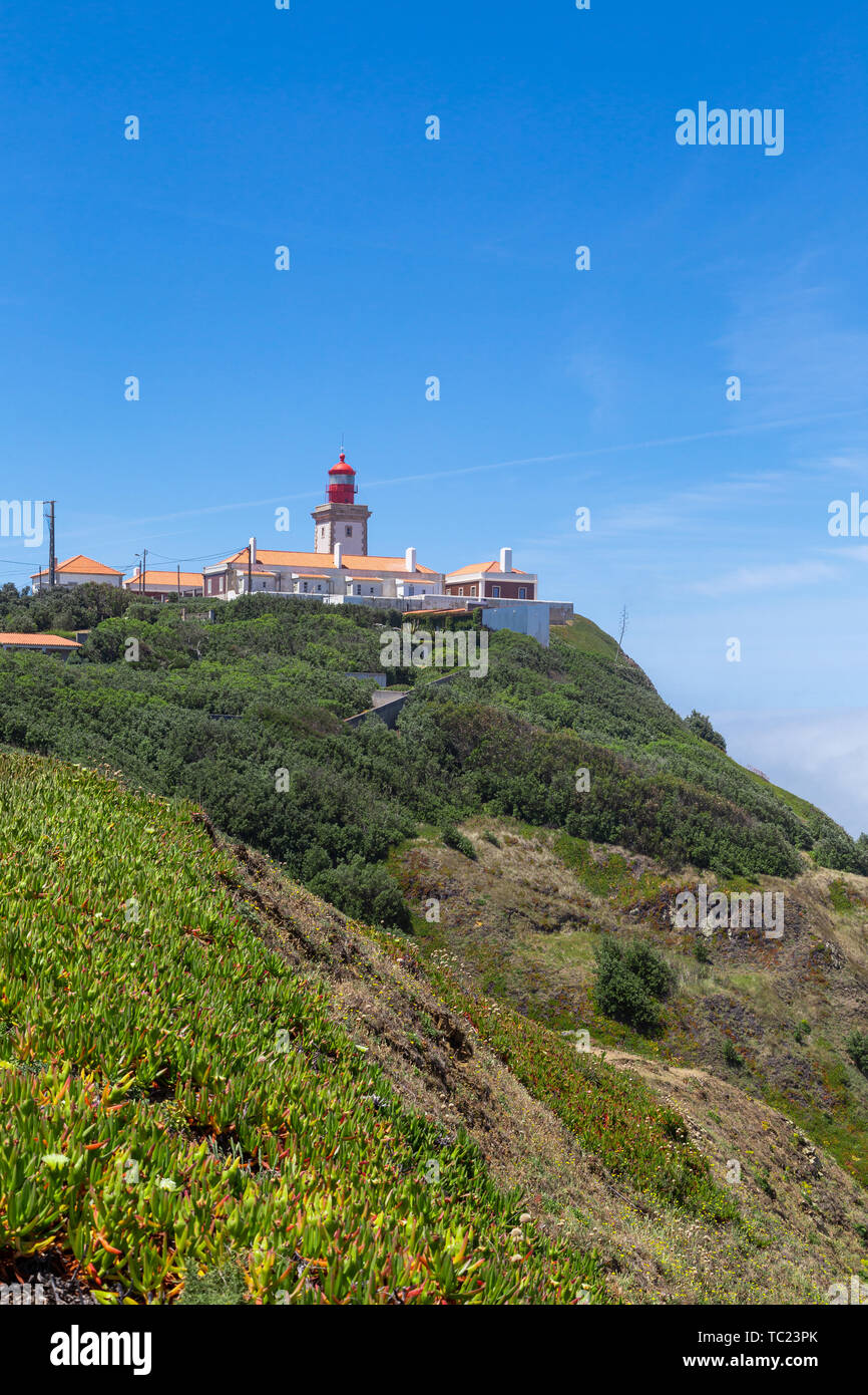 La punta occidentale dell Europa continentale sull'oceano Atlantico. Cabo da Roca estate nella nebbia Foto Stock