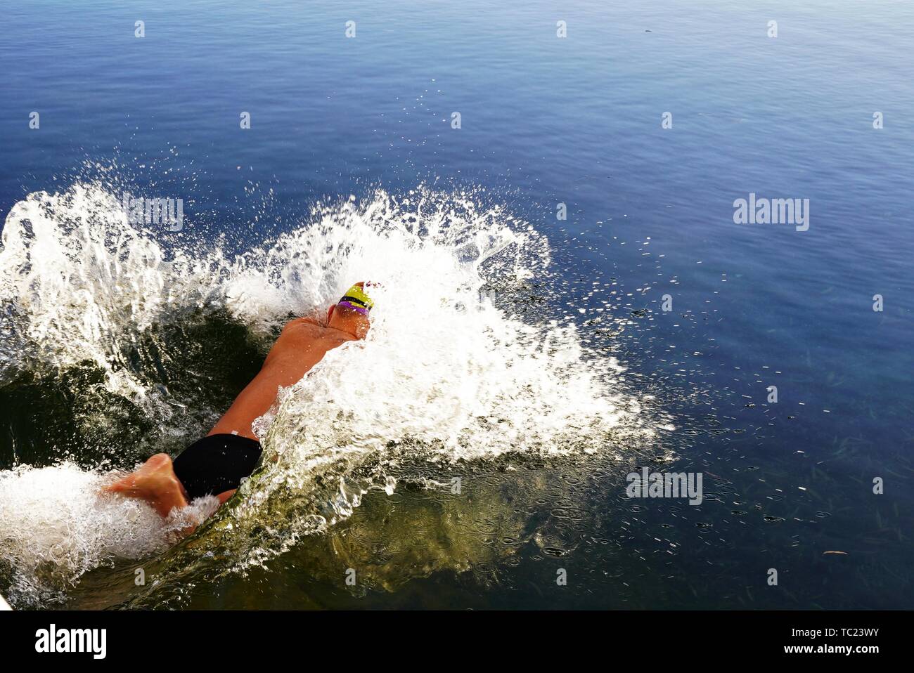 Nove gradi sotto zero, l'Houhai inverno nuotatore! Foto Stock