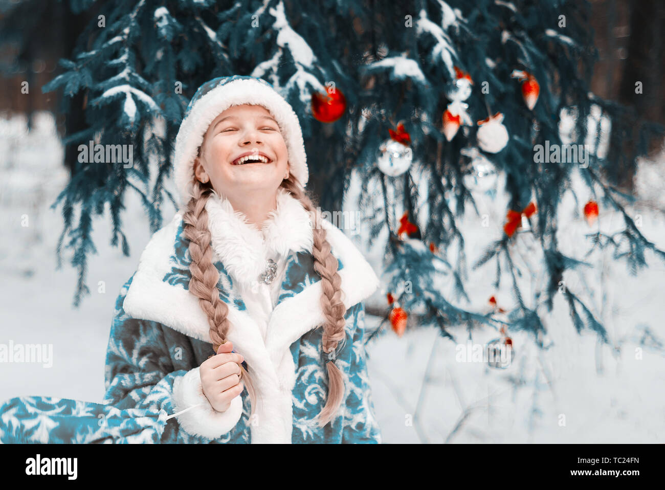 Snow Maiden. bambino felice in inverno nella foresta. Il bambino ride e gioisce per il nuovo anno di vacanza. tonica Foto Stock