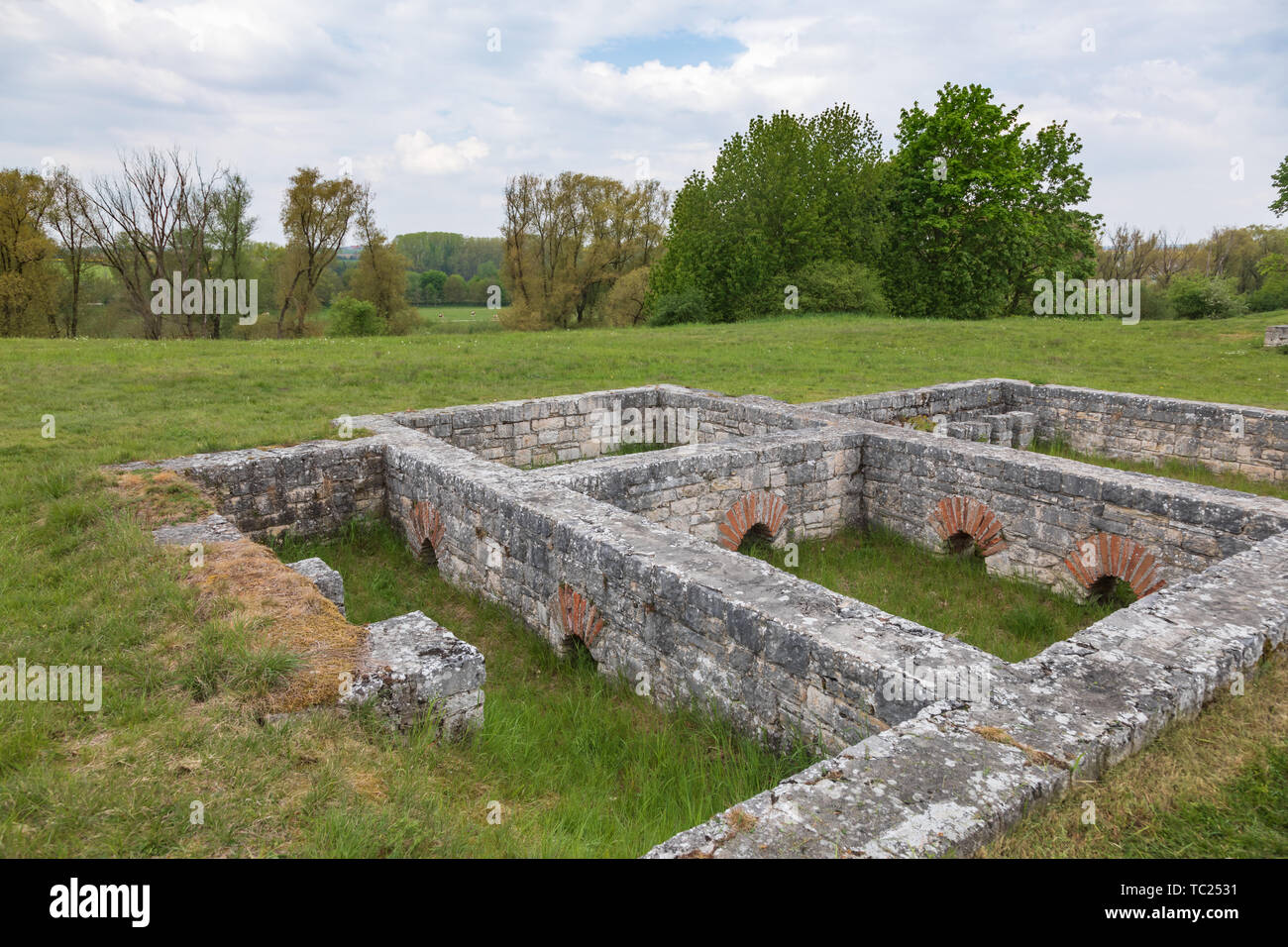 Rovine di Abusina (Abusena), un castra Romano (avamposto militare) e più tardi la città sul Limes germanico frontier al fiume Danubio vicino a Eining, Baviera, Ge Foto Stock