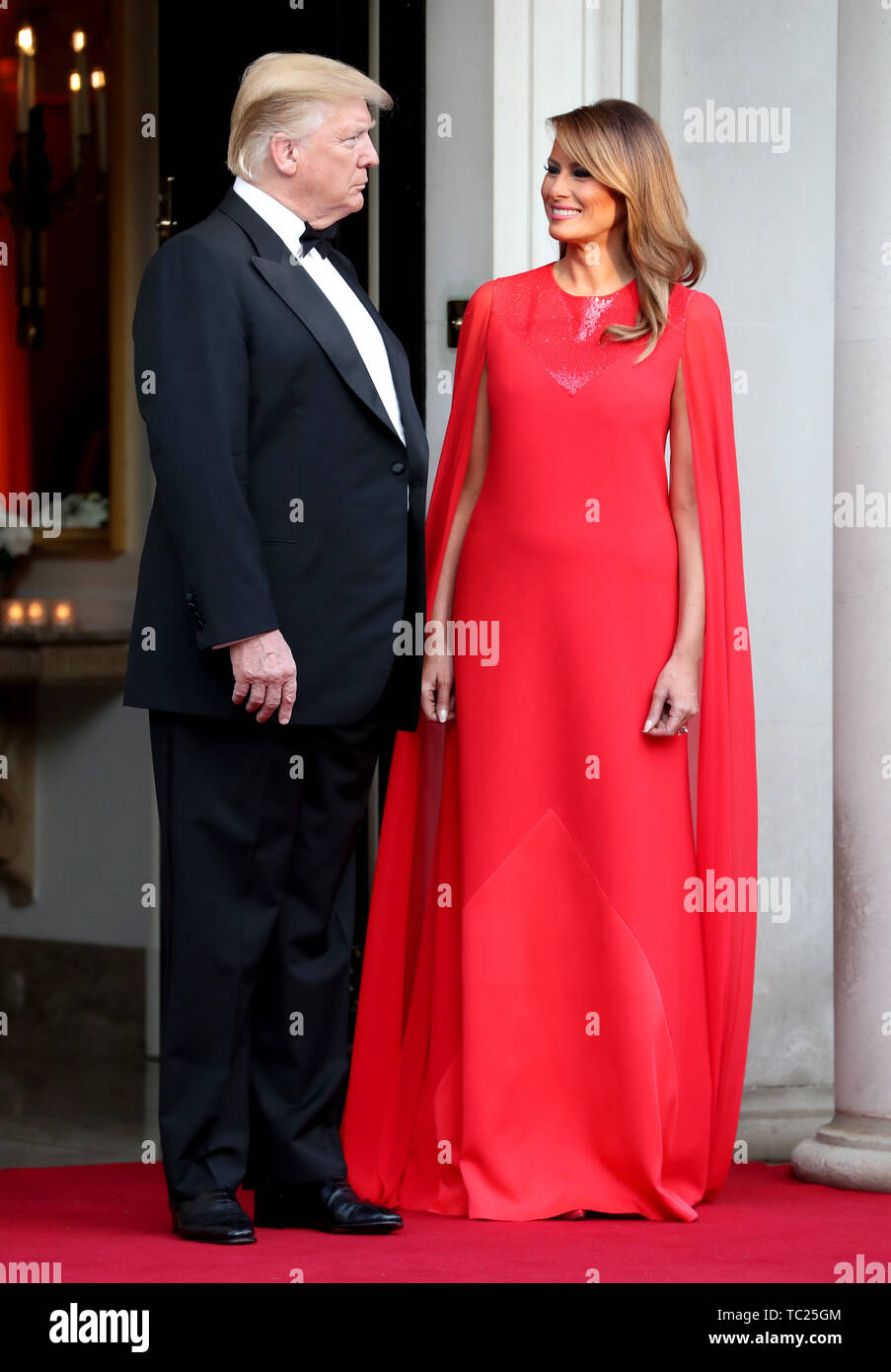 Londra, Inghilterra - 04 giugno: il presidente statunitense Donald Trump e la First Lady Melania Trump pongono davanti a una cena a Winfield House per il principe Charles, Principe di Galles e Camilla, duchessa di Cornovaglia, durante la loro visita di Stato a giugno 04, 2019 a Londra, Inghilterra. Presidente Trump's tre giorni di visita di stato è iniziato con il pranzo con la regina, seguita da un banchetto di Stato a Buckingham Palace, mentre oggi ha partecipato alle riunioni di affari con il Primo Ministro e il Duca di York, prima di recarsi a Portsmouth per contrassegnare il settantacinquesimo anniversario dello sbarco in Normandia. (Foto di Chris Jackson - WPA Piscina/Getty Images) Foto Stock