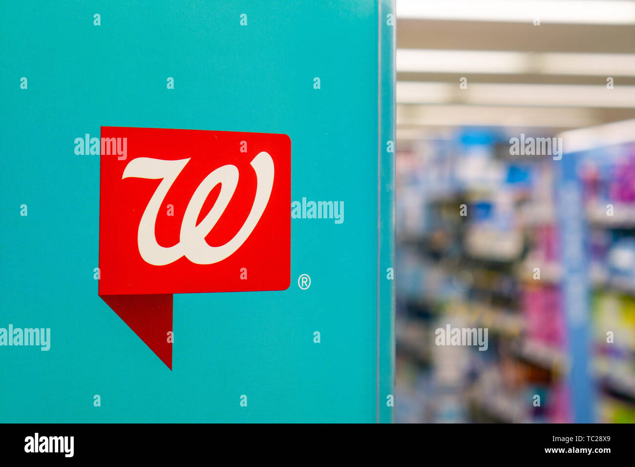 Giugno 1, 2019 Sunnyvale / CA / STATI UNITI D'AMERICA - Walgreens logo all'interno di uno dei negozi Foto Stock