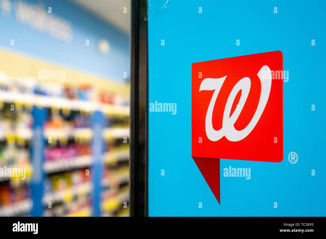 Giugno 1, 2019 Sunnyvale / CA / STATI UNITI D'AMERICA - Walgreens logo all'interno di uno dei negozi Foto Stock