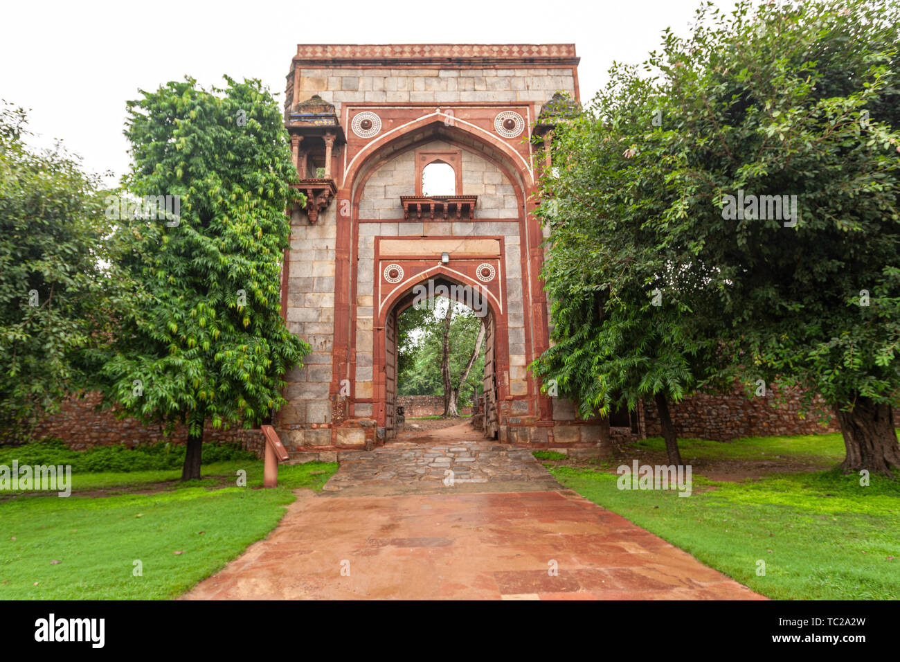 Gateway in Araba Sarai, a sud verso il percorso verso la tomba di Humayun, la tomba di Humayun, Delhi, India Foto Stock