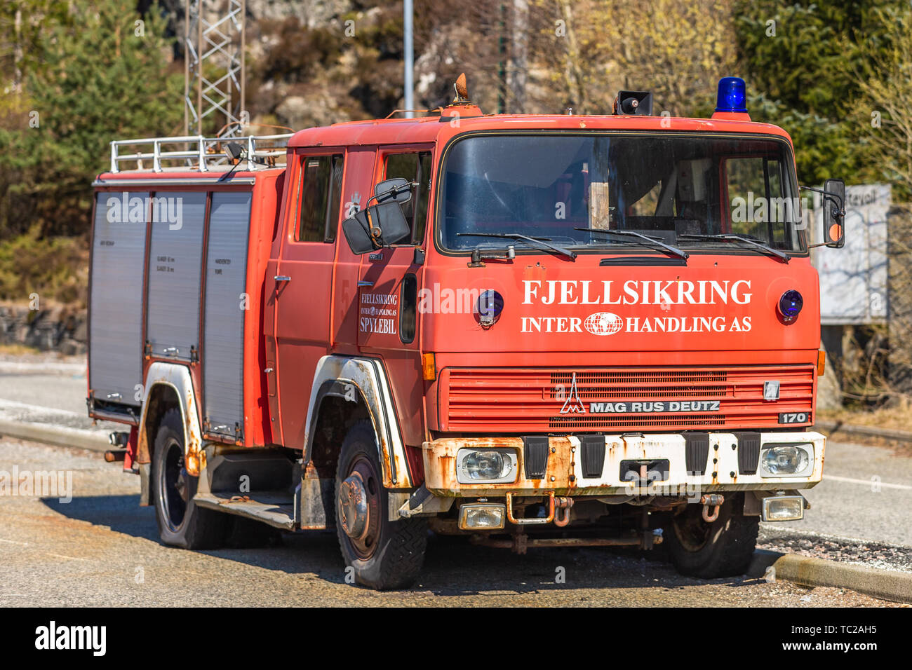 BERGEN, Norvegia - 14 Aprile 2019: vecchio veicolo vigili del fuoco sulla strada di Bergen, Norvegia. Foto Stock
