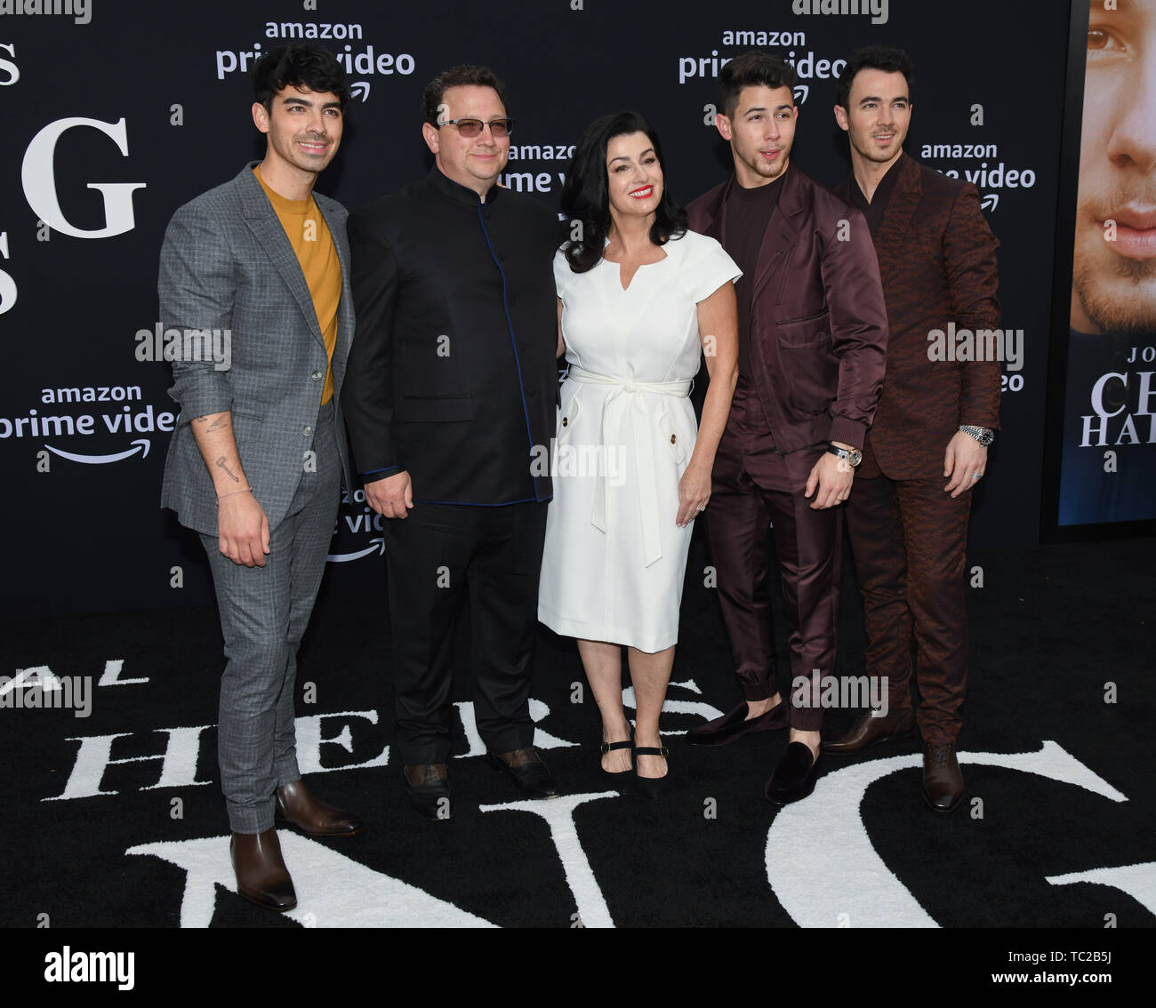 3 giugno 2019 - Westwood, California, Stati Uniti d'America - 02, Giugno 2019 - Westwood Village, California. Joe Jonas, Paul Kevin Jonas Sr, Denise Miller-Jonas, Nick Jonas e Kevin Jonas assiste Premiere di perfezione del Amazon Video "a caccia di felicità" al Regency Village Bruin Theatre. (Credito Immagine: © Billy Bennight/ZUMA filo) Foto Stock
