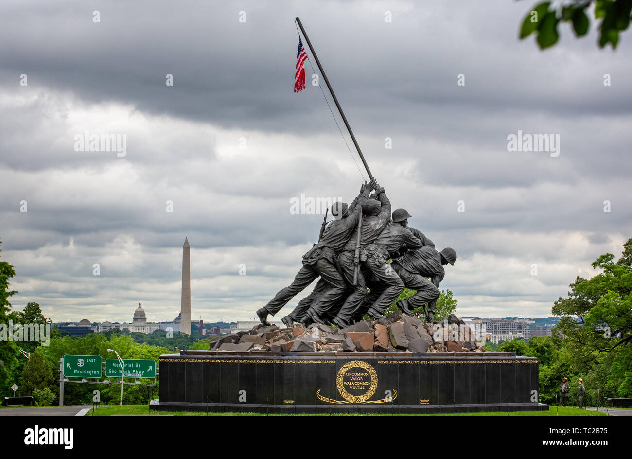 Stati Uniti Marine Corp War Memorial raffigurante la piantagione di bandiera su Iwo Jima nella seconda guerra mondiale con Washington Memorial e Capitol Building in background in Arli Foto Stock