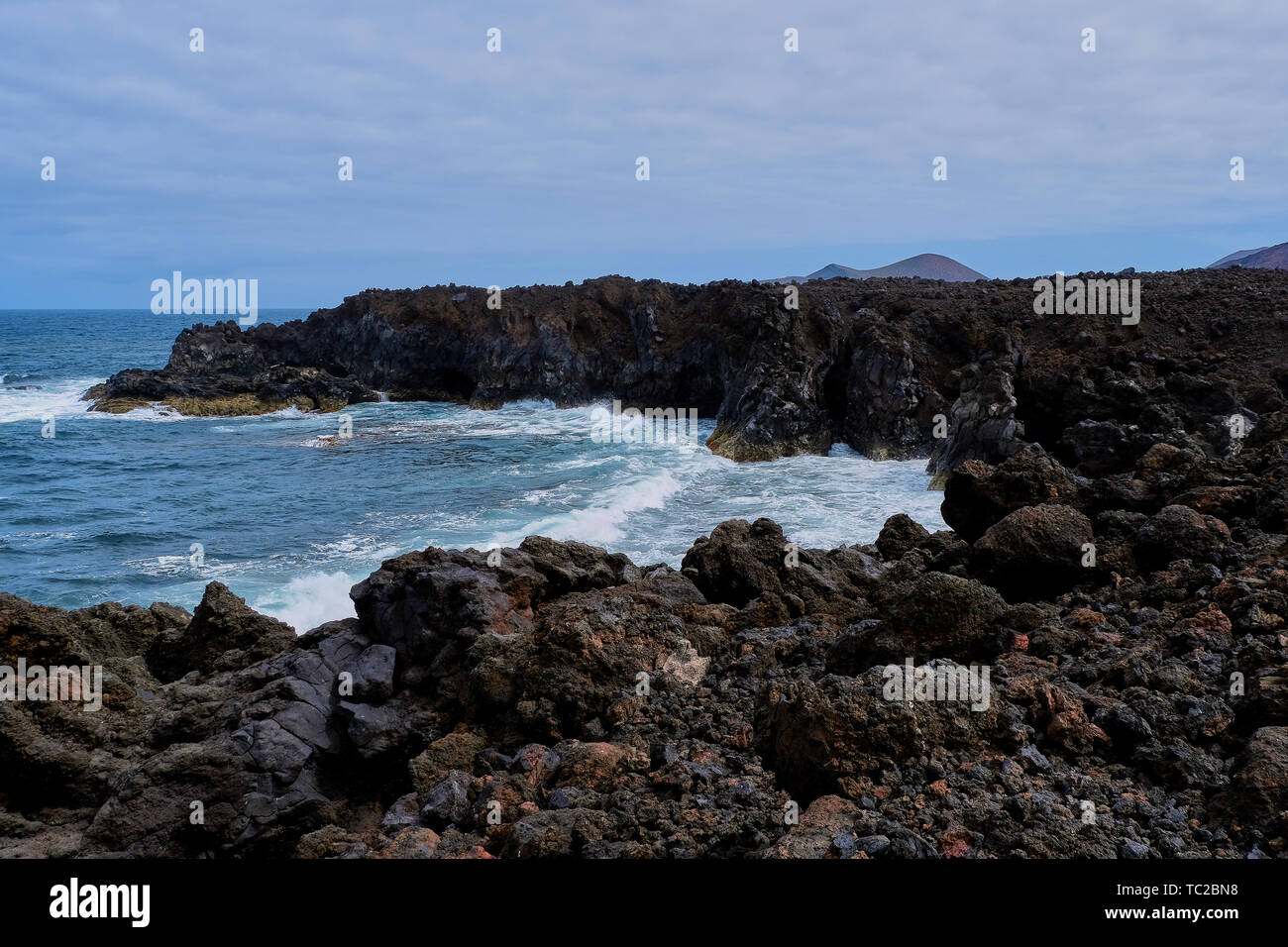 La costa rocciosa chiamati in spagnolo - los hervideros - vicino a El Golfo, Lanzarote Foto Stock